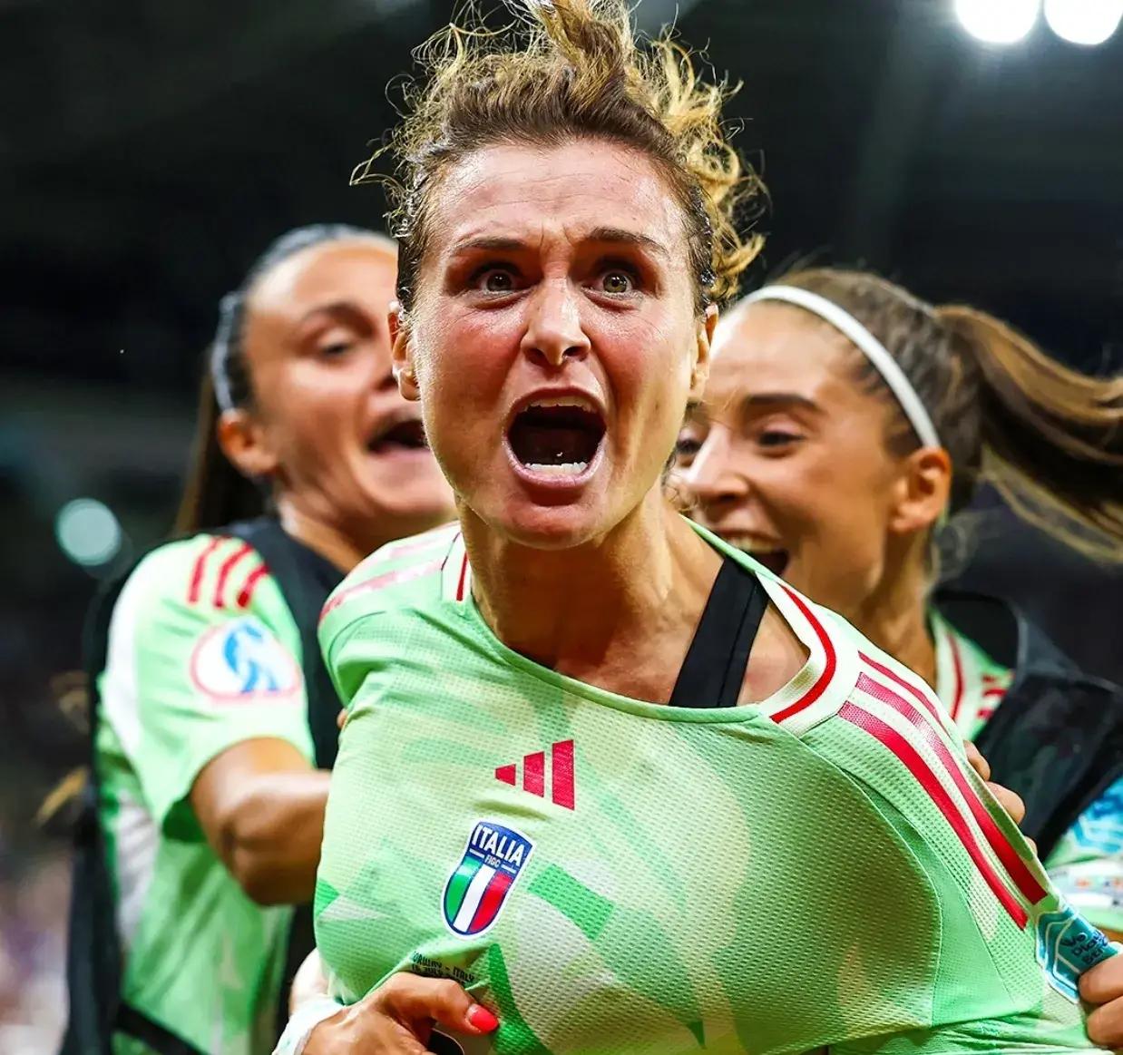 关于女足球员在国外比赛中赢得掌声的信息 关于女足球员在国外比赛中赢得掌声的信息