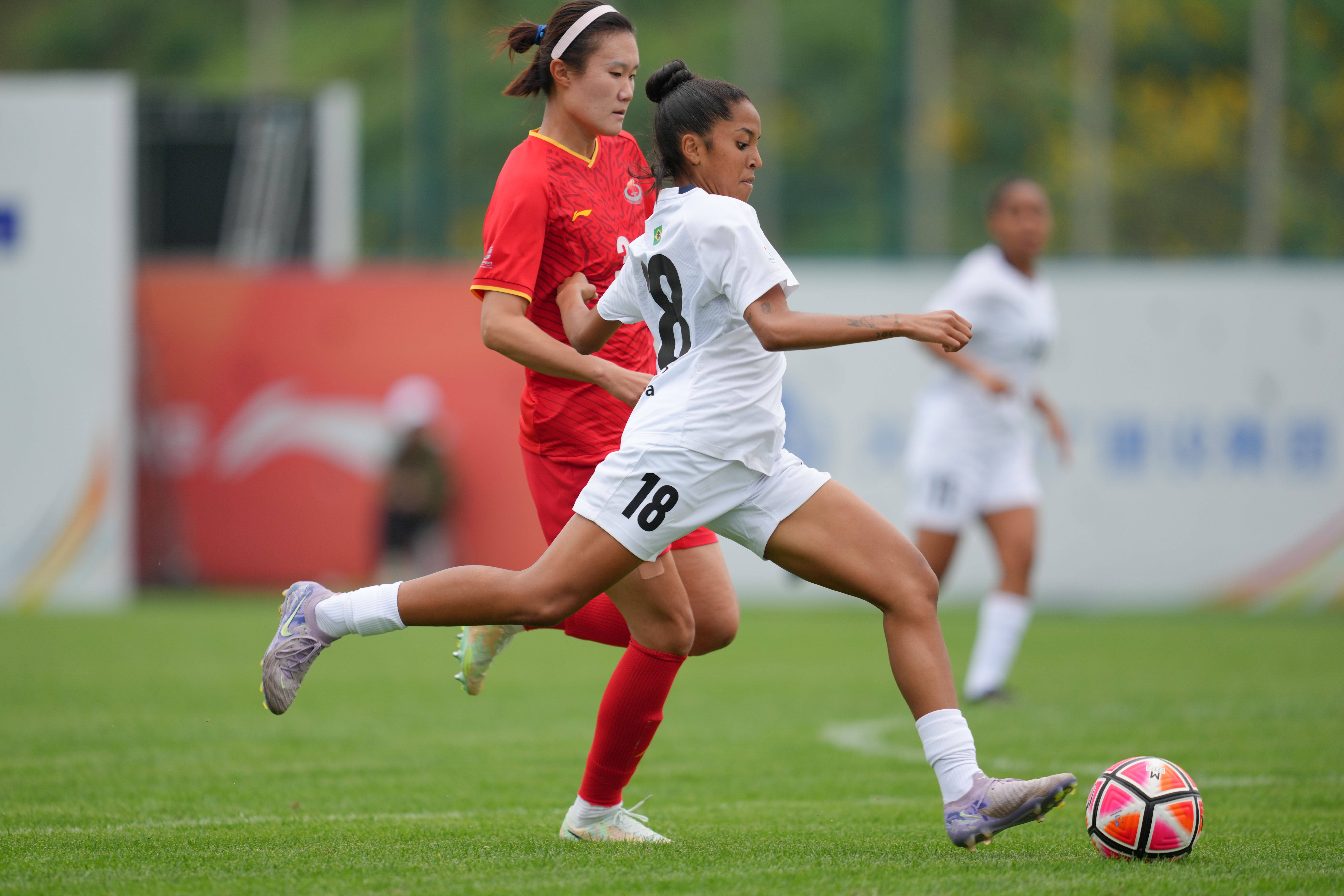 关于女足球员在国外比赛中赢得掌声的信息 关于女足球员在国外比赛中赢得掌声的信息