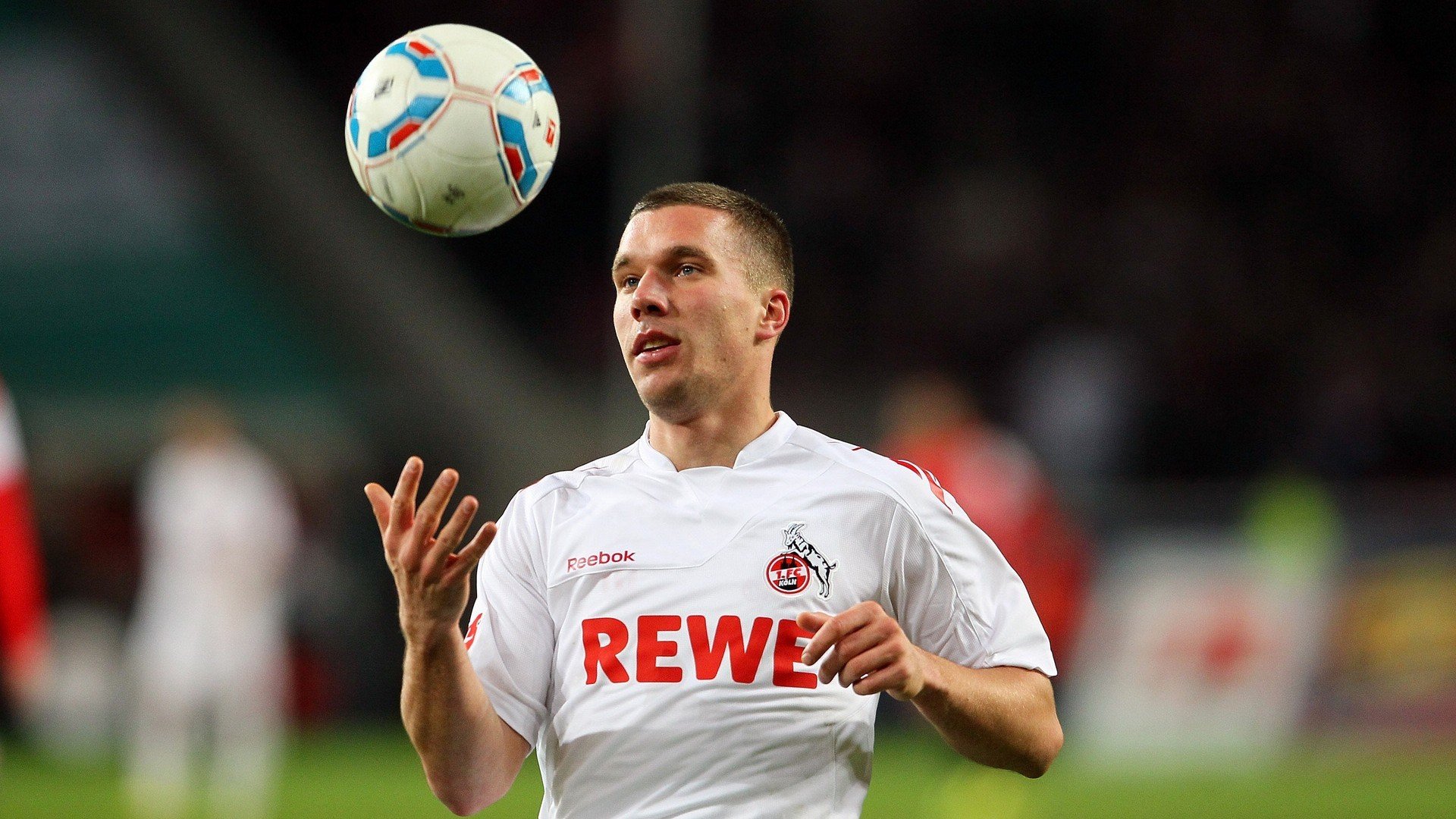 爱游戏体育-阿圭罗终场绝杀引爆蓝月，黄色潜水艇爆冷击沉枪手—足球之夜的宿命与意外